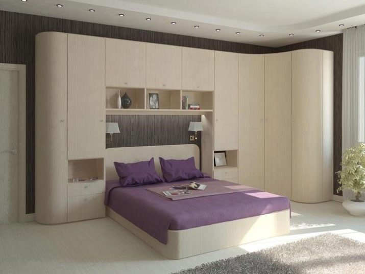 тумбочки Біля шафи в спальню (38 фото): шафки над ліжком і навколо неї з боків, навісні шафи поруч з ліжком і інші варіанти