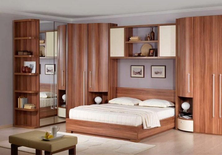 тумбочки Біля шафи в спальню (38 фото): шафки над ліжком і навколо неї з боків, навісні шафи поруч з ліжком і інші варіанти