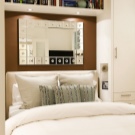 тумбочки Біля шафи в спальню (38 фото): шафки над ліжком і навколо неї з боків, навісні шафи поруч з ліжком і інші варіанти