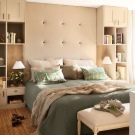 тумбочки Біля шафи в спальню (38 фото): шафки над ліжком і навколо неї з боків, навісні шафи поруч з ліжком і інші варіанти