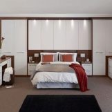 тумбочки Біля шафи в спальню (38 фото): шафки над ліжком і навколо неї з боків, навісні шафи поруч з ліжком і інші варіанти