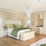 тумбочки Біля шафи в спальню (38 фото): шафки над ліжком і навколо неї з боків, навісні шафи поруч з ліжком і інші варіанти