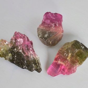 Турмалін (57 фото): лікувальні та інші властивості каменю, його значення для людини. Дія мінералу на організм. Опис зеленого каменю і турмаліну інших кольорів