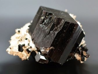 Турмалін (57 фото): лікувальні та інші властивості каменю, його значення для людини. Дія мінералу на організм. Опис зеленого каменю і турмаліну інших кольорів