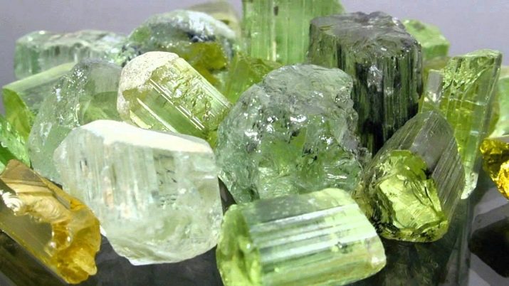 Турмалін (57 фото): лікувальні та інші властивості каменю, його значення для людини. Дія мінералу на організм. Опис зеленого каменю і турмаліну інших кольорів