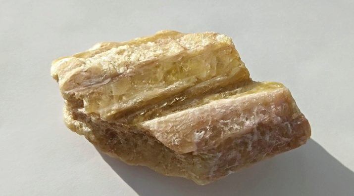 Турмалін (57 фото): лікувальні та інші властивості каменю, його значення для людини. Дія мінералу на організм. Опис зеленого каменю і турмаліну інших кольорів