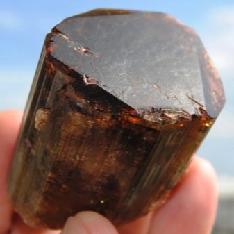 Турмалін (57 фото): лікувальні та інші властивості каменю, його значення для людини. Дія мінералу на організм. Опис зеленого каменю і турмаліну інших кольорів