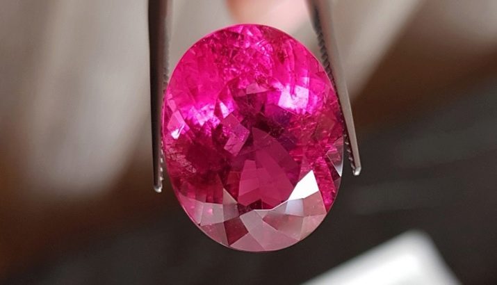 Турмалін (57 фото): лікувальні та інші властивості каменю, його значення для людини. Дія мінералу на організм. Опис зеленого каменю і турмаліну інших кольорів