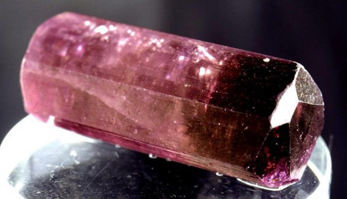 Турмалін (57 фото): лікувальні та інші властивості каменю, його значення для людини. Дія мінералу на організм. Опис зеленого каменю і турмаліну інших кольорів