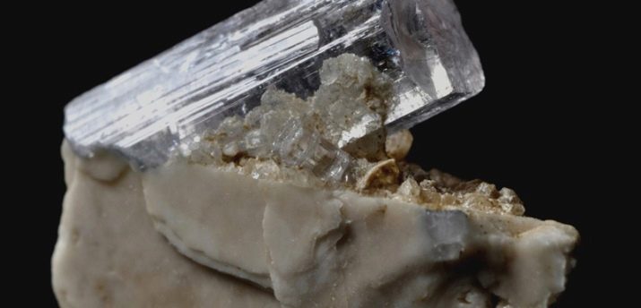 Турмалін (57 фото): лікувальні та інші властивості каменю, його значення для людини. Дія мінералу на організм. Опис зеленого каменю і турмаліну інших кольорів