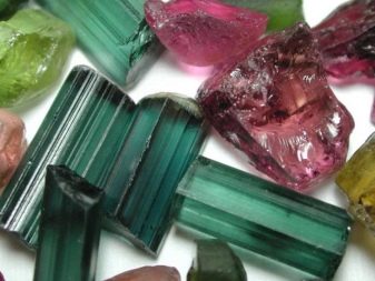 Турмалін (57 фото): лікувальні та інші властивості каменю, його значення для людини. Дія мінералу на організм. Опис зеленого каменю і турмаліну інших кольорів