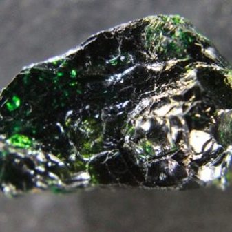 Турмалін (57 фото): лікувальні та інші властивості каменю, його значення для людини. Дія мінералу на організм. Опис зеленого каменю і турмаліну інших кольорів