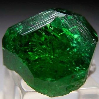 Турмалін (57 фото): лікувальні та інші властивості каменю, його значення для людини. Дія мінералу на організм. Опис зеленого каменю і турмаліну інших кольорів