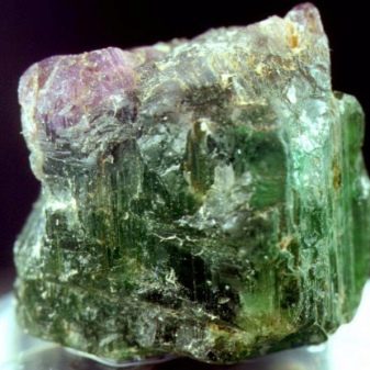 Турмалін (57 фото): лікувальні та інші властивості каменю, його значення для людини. Дія мінералу на організм. Опис зеленого каменю і турмаліну інших кольорів