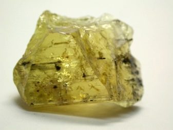 Турмалін (57 фото): лікувальні та інші властивості каменю, його значення для людини. Дія мінералу на організм. Опис зеленого каменю і турмаліну інших кольорів