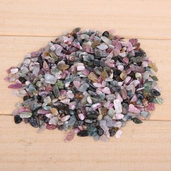 Турмалін (57 фото): лікувальні та інші властивості каменю, його значення для людини. Дія мінералу на організм. Опис зеленого каменю і турмаліну інших кольорів