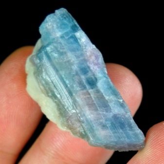 Турмалін (57 фото): лікувальні та інші властивості каменю, його значення для людини. Дія мінералу на організм. Опис зеленого каменю і турмаліну інших кольорів