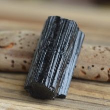 Турмалін (57 фото): лікувальні та інші властивості каменю, його значення для людини. Дія мінералу на організм. Опис зеленого каменю і турмаліну інших кольорів