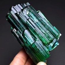 Турмалін (57 фото): лікувальні та інші властивості каменю, його значення для людини. Дія мінералу на організм. Опис зеленого каменю і турмаліну інших кольорів