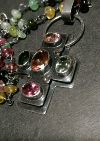 Турмалін (57 фото): лікувальні та інші властивості каменю, його значення для людини. Дія мінералу на організм. Опис зеленого каменю і турмаліну інших кольорів