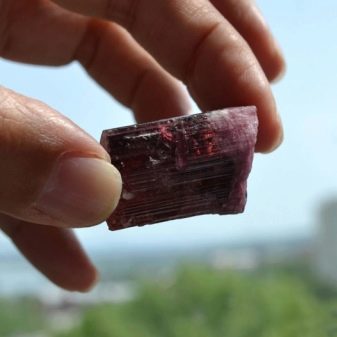 Турмалін (57 фото): лікувальні та інші властивості каменю, його значення для людини. Дія мінералу на організм. Опис зеленого каменю і турмаліну інших кольорів