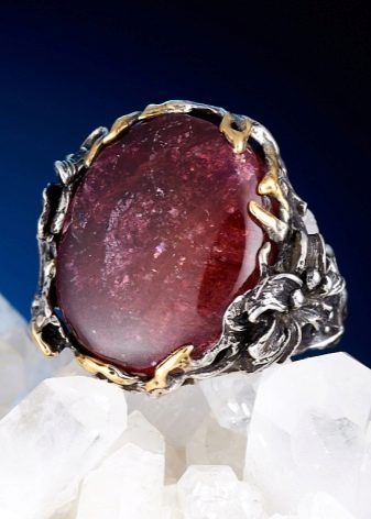 Турмалін (57 фото): лікувальні та інші властивості каменю, його значення для людини. Дія мінералу на організм. Опис зеленого каменю і турмаліну інших кольорів