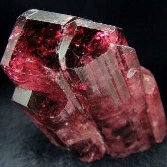 Турмалін (57 фото): лікувальні та інші властивості каменю, його значення для людини. Дія мінералу на організм. Опис зеленого каменю і турмаліну інших кольорів