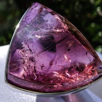 Турмалін (57 фото): лікувальні та інші властивості каменю, його значення для людини. Дія мінералу на організм. Опис зеленого каменю і турмаліну інших кольорів