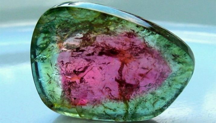 Турмалін (57 фото): лікувальні та інші властивості каменю, його значення для людини. Дія мінералу на організм. Опис зеленого каменю і турмаліну інших кольорів