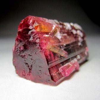 Турмалін (57 фото): лікувальні та інші властивості каменю, його значення для людини. Дія мінералу на організм. Опис зеленого каменю і турмаліну інших кольорів