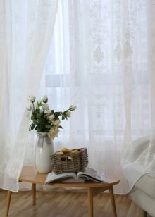 Тюль в спальню (79 фото): дизайн тюлевих штор. Як красиво повісити комплект повітряних штор? Шифонові вироби і тюль з капрону, легка щільна вуаль і інші види