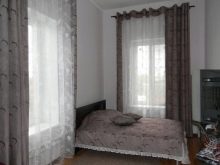 Тюль в спальню (79 фото): дизайн тюлевих штор. Як красиво повісити комплект повітряних штор? Шифонові вироби і тюль з капрону, легка щільна вуаль і інші види