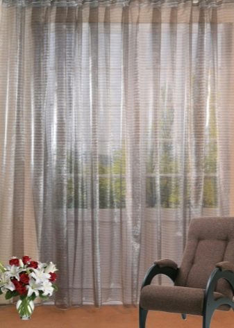 Тюль в спальню (79 фото): дизайн тюлевих штор. Як красиво повісити комплект повітряних штор? Шифонові вироби і тюль з капрону, легка щільна вуаль і інші види