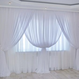Тюль в спальню (79 фото): дизайн тюлевих штор. Як красиво повісити комплект повітряних штор? Шифонові вироби і тюль з капрону, легка щільна вуаль і інші види