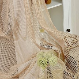 Тюль в спальню (79 фото): дизайн тюлевих штор. Як красиво повісити комплект повітряних штор? Шифонові вироби і тюль з капрону, легка щільна вуаль і інші види