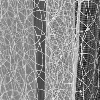 Тюль в спальню (79 фото): дизайн тюлевих штор. Як красиво повісити комплект повітряних штор? Шифонові вироби і тюль з капрону, легка щільна вуаль і інші види