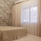 Тюль в спальню (79 фото): дизайн тюлевих штор. Як красиво повісити комплект повітряних штор? Шифонові вироби і тюль з капрону, легка щільна вуаль і інші види