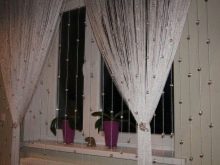 Тюль в спальню (79 фото): дизайн тюлевих штор. Як красиво повісити комплект повітряних штор? Шифонові вироби і тюль з капрону, легка щільна вуаль і інші види