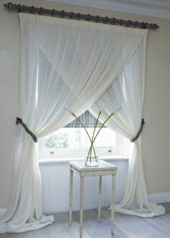 Тюль в спальню (79 фото): дизайн тюлевих штор. Як красиво повісити комплект повітряних штор? Шифонові вироби і тюль з капрону, легка щільна вуаль і інші види