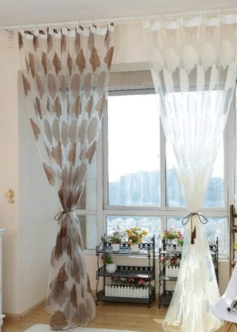 Тюль в спальню (79 фото): дизайн тюлевих штор. Як красиво повісити комплект повітряних штор? Шифонові вироби і тюль з капрону, легка щільна вуаль і інші види