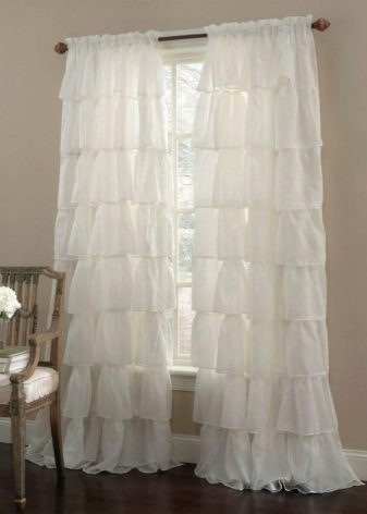 Тюль в спальню (79 фото): дизайн тюлевих штор. Як красиво повісити комплект повітряних штор? Шифонові вироби і тюль з капрону, легка щільна вуаль і інші види