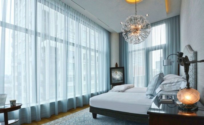 Тюль в спальню (79 фото): дизайн тюлевих штор. Як красиво повісити комплект повітряних штор? Шифонові вироби і тюль з капрону, легка щільна вуаль і інші види