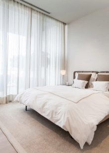 Тюль в спальню (79 фото): дизайн тюлевих штор. Як красиво повісити комплект повітряних штор? Шифонові вироби і тюль з капрону, легка щільна вуаль і інші види