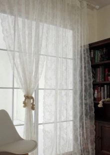 Тюль в спальню (79 фото): дизайн тюлевих штор. Як красиво повісити комплект повітряних штор? Шифонові вироби і тюль з капрону, легка щільна вуаль і інші види