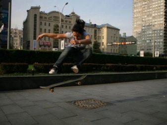 У чому різниця між лонгбордом та скейтбордом? Чим відрізняються конструкції? Що краще вибрати для початківців і для дитини?