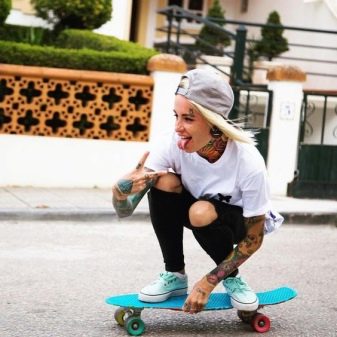 У чому різниця між лонгбордом та скейтбордом? Чим відрізняються конструкції? Що краще вибрати для початківців і для дитини?