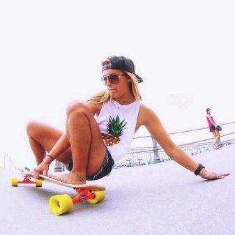 У чому різниця між лонгбордом та скейтбордом? Чим відрізняються конструкції? Що краще вибрати для початківців і для дитини?