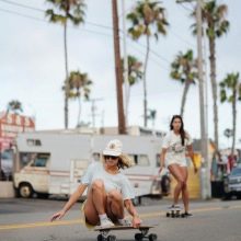 У чому різниця між лонгбордом та скейтбордом? Чим відрізняються конструкції? Що краще вибрати для початківців і для дитини?