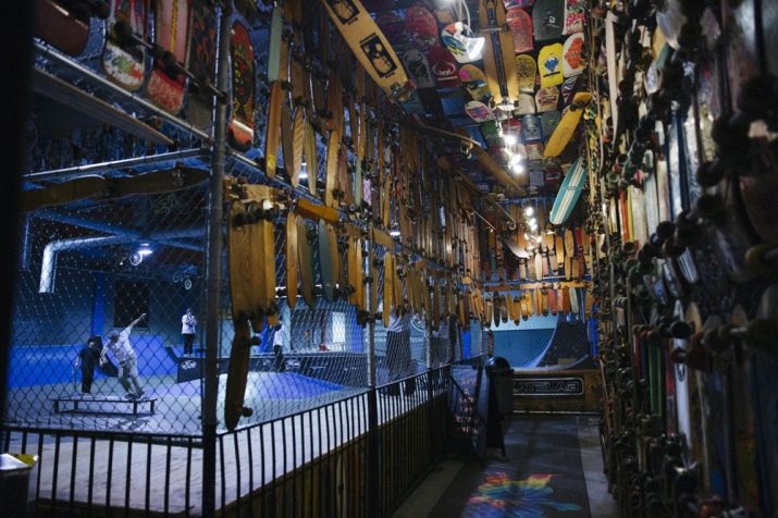 У чому різниця між лонгбордом та скейтбордом? Чим відрізняються конструкції? Що краще вибрати для початківців і для дитини?