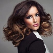 Укладання з об’ємом (73 фото): об’ємні зачіски на короткі, середні та довгі волосся. Як просто робити укладку кожен день?